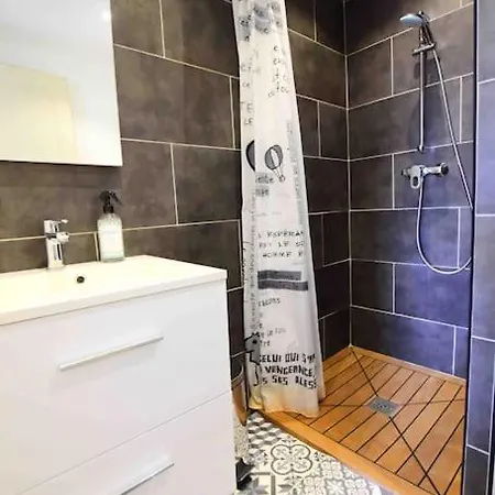 Apartament Calme, Avec Terrasse Fleurie