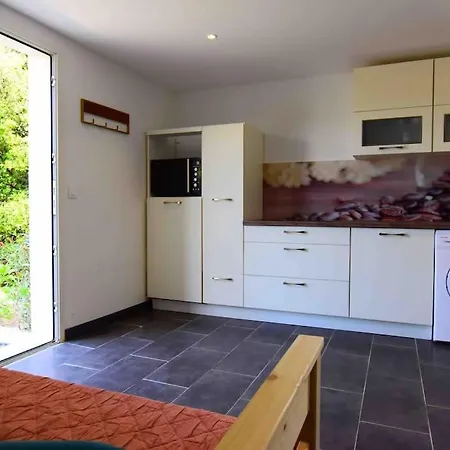 Calme, Avec Terrasse Fleurie Apartament *